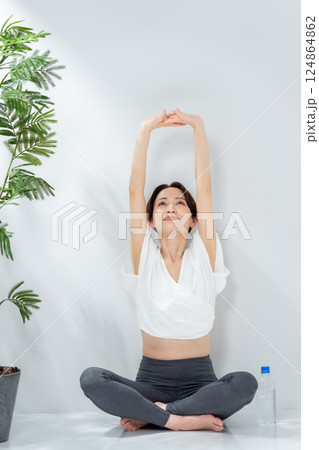 ミドル女性　ヨガ　伸び　あぐら 124864862