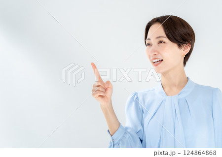 ミドル女性　ビジネス　指差し 124864868