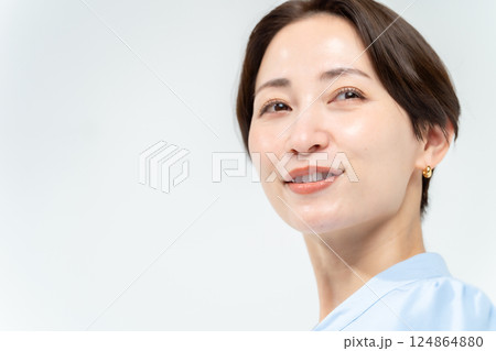 女性　ポートレート 124864880
