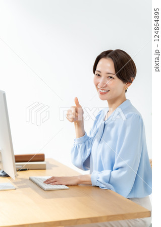 女性　パソコン　在宅ワーク　サムズアップ 124864895