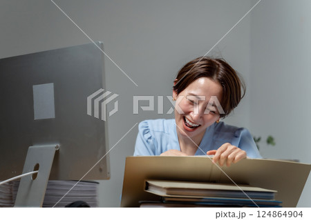 叫ぶ女性　ビジネス　暗い 124864904