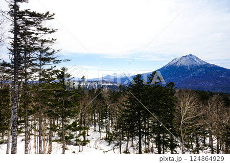 北海道国道241号の双岳台から見た雄阿寒岳 124864929