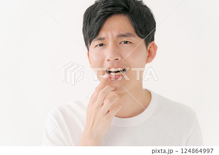 歯を気にする男性 歯を気にする男性 124864997