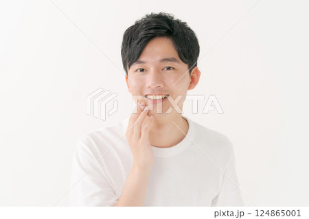 歯を気にする男性 124865001