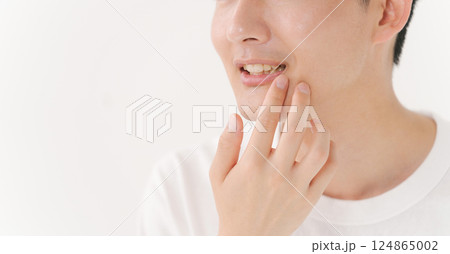 歯を気にする男性 124865002