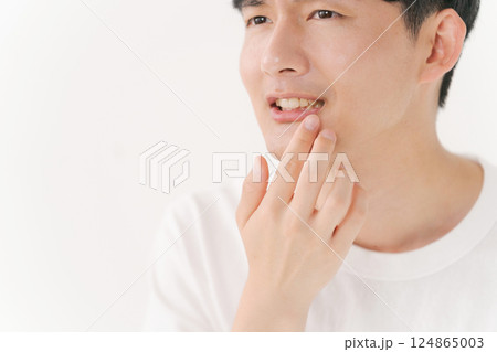 歯を気にする男性 歯を気にする男性 124865003