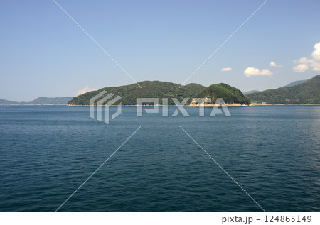 フェリーボート展望デッキより小豆島風ノ子島を臨む-1 124865149