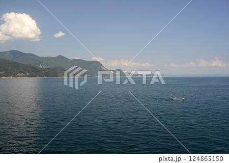 フェリーボートの展望デッキより小豆島を臨む-6 フェリーボートの展望デッキより小豆島を臨む-6 124865150