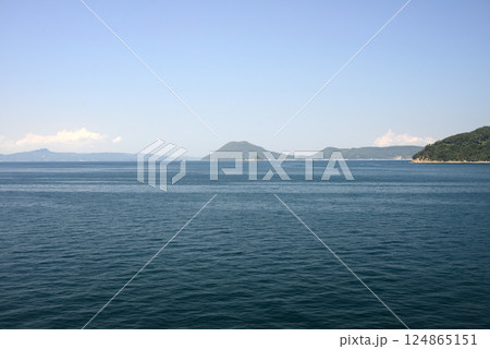 フェリーボートの展望デッキより小豆島三都半島を臨む フェリーボートの展望デッキより小豆島三都半島を臨む 124865151