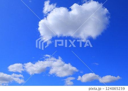 青空に浮かぶ雲 124865239