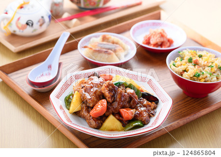 酢豚定食  ( 酢豚 炒飯 キムチ 餃子 )  酢豚定食  ( 酢豚 炒飯 キムチ 餃子 )  124865804