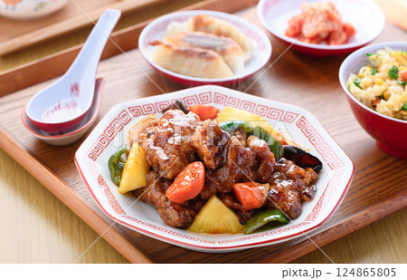 酢豚定食  ( 酢豚 炒飯 キムチ 餃子 )  酢豚定食  ( 酢豚 炒飯 キムチ 餃子 )  124865805