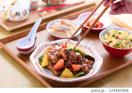 酢豚定食  ( 酢豚 炒飯 キムチ 餃子 )  酢豚定食  ( 酢豚 炒飯 キムチ 餃子 )  124865806