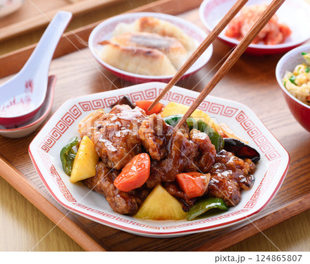 酢豚定食  ( 酢豚　炒飯　キムチ　餃子 )  124865807