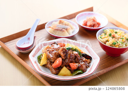 酢豚定食  ( 酢豚　炒飯　キムチ　餃子 )  124865808