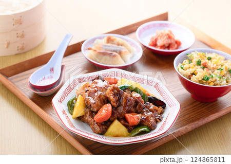 酢豚定食 ( 酢豚 炒飯 キムチ 餃子 ) 酢豚定食 ( 酢豚 炒飯 キムチ 餃子 ) 124865811