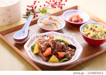 酢豚定食  ( 酢豚　炒飯　キムチ　餃子 )  124865812