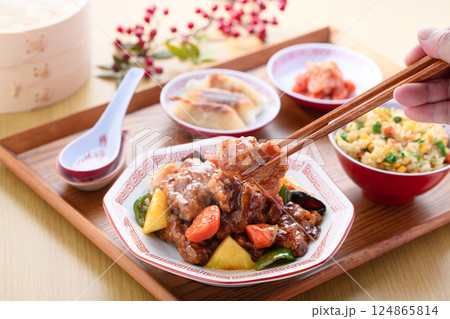 酢豚定食 ( 酢豚 炒飯 キムチ 餃子 ) 酢豚定食 ( 酢豚 炒飯 キムチ 餃子 ) 124865814