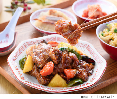 酢豚定食  ( 酢豚　炒飯　キムチ　餃子 )  124865817