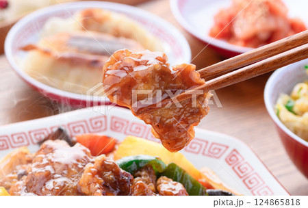 酢豚定食 ( 酢豚 炒飯 キムチ 餃子 ) 酢豚定食 ( 酢豚 炒飯 キムチ 餃子 ) 124865818
