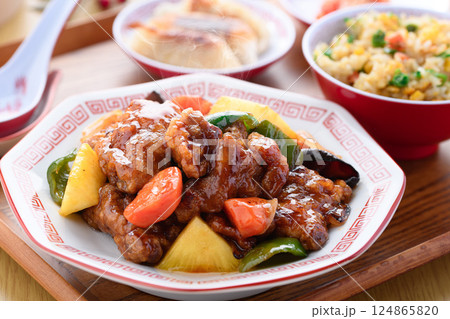 酢豚定食  ( 酢豚　炒飯　キムチ　餃子 )  124865820