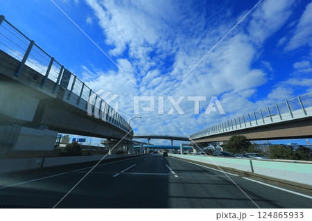 高速道路を走る車 高速道路を走る車 124865933