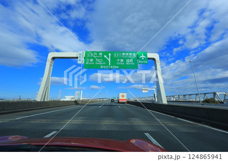 高速道路を走る車 124865941