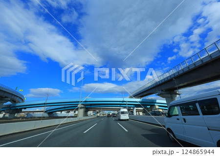 高速道路を走る車 高速道路を走る車 124865944