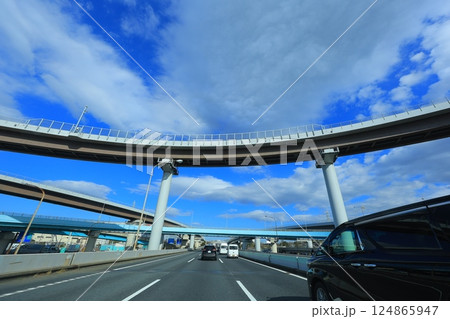 高速道路を走る車 124865947