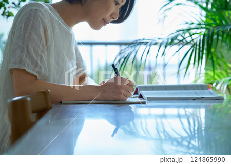 テキストで勉強する女性 テキストで勉強する女性 124865990