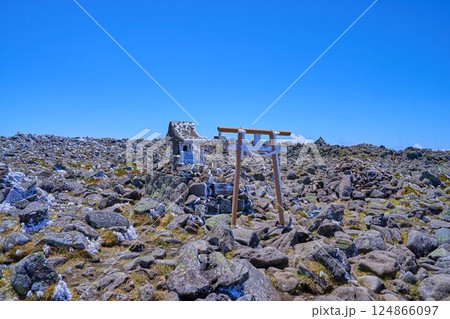 春の長野県 蓼科山の岩だらけの山頂にある蓼科神社奥宮 春の長野県 蓼科山の岩だらけの山頂にある蓼科神社奥宮 124866097