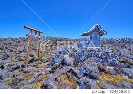 春の長野県 蓼科山の岩だらけの山頂にある蓼科神社奥宮 春の長野県 蓼科山の岩だらけの山頂にある蓼科神社奥宮 124866100