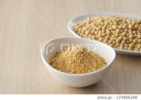 白いお皿に盛ったきな粉 白いお皿に盛ったきな粉 124866266