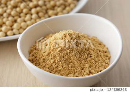 白いお皿に盛ったきな粉 124866268