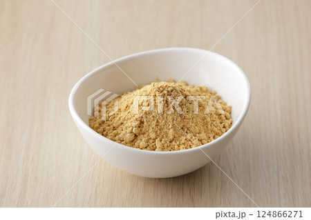 白いお皿に盛ったきな粉 124866271