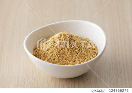 白いお皿に盛ったきな粉 124866272