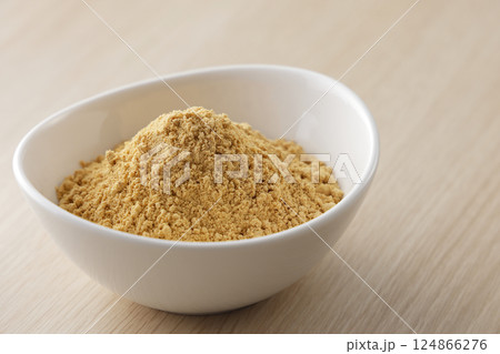 白いお皿に盛ったきな粉 124866276