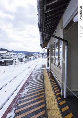 雪が積もった駅構内の風景 鳥取県 郡家駅 124866301
