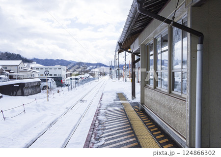 雪が積もった駅構内の風景 鳥取県 郡家駅 雪が積もった駅構内の風景 鳥取県 郡家駅 124866302