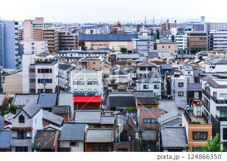 建物が密集する京都市街地風景 124866350