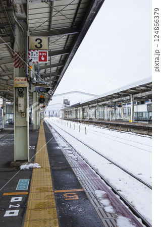 雪が積もった駅構内の風景 鳥取県 鳥取駅 雪が積もった駅構内の風景 鳥取県 鳥取駅 124866379