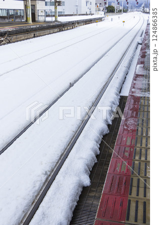 雪が積もった駅構内の風景 鳥取県 鳥取駅 124866385