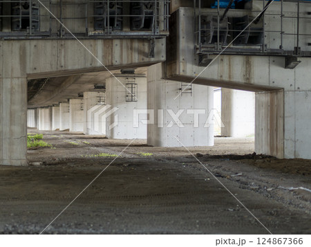 橋脚が立ち並ぶ高架道の下 橋脚が立ち並ぶ高架道の下 124867366