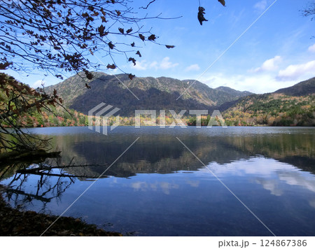 奥日光の湯ノ湖(栃木県日光市) 奥日光の湯ノ湖(栃木県日光市) 124867386