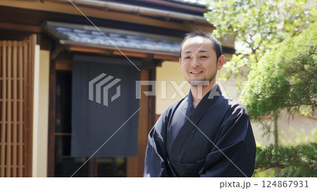日本の伝統建築の前で立つ和装の男性 日本の伝統建築の前で立つ和装の男性 124867931
