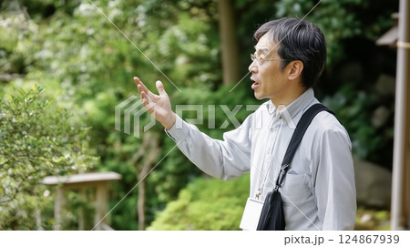 知識豊富な東洋人の学芸員が説明をする様子 124867939