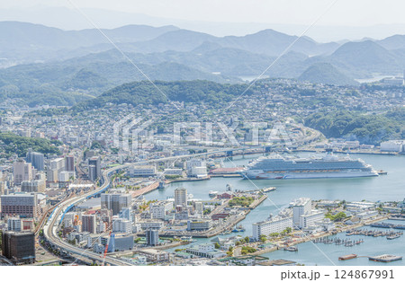 長崎県佐世保市　大型クルーズ船が停泊している佐世保市の街並み 124867991