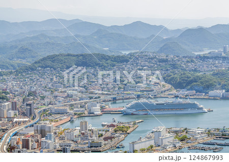 長崎県佐世保市 大型クルーズ船が停泊している佐世保市の街並み 長崎県佐世保市 大型クルーズ船が停泊している佐世保市の街並み 124867993