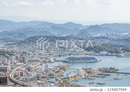 長崎県佐世保市　大型クルーズ船が停泊している佐世保市の街並み 124867994