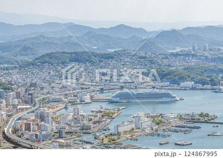 長崎県佐世保市　大型クルーズ船が停泊している佐世保市の街並み 124867995